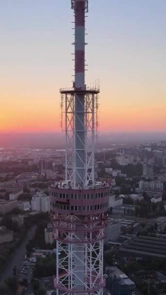 Televizní věž ráno za úsvitu v Kyjevě na Ukrajině. Svislé video — Stock video