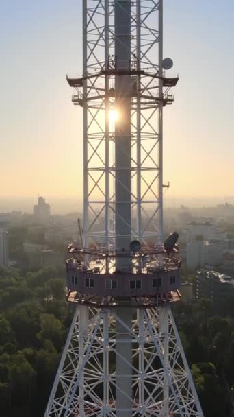 Televizní věž ráno za úsvitu v Kyjevě na Ukrajině. Svislé video — Stock video