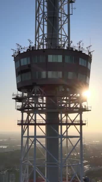 Torre de televisión por la mañana al amanecer en Kiev, Ucrania. Vídeo vertical — Vídeo de stock