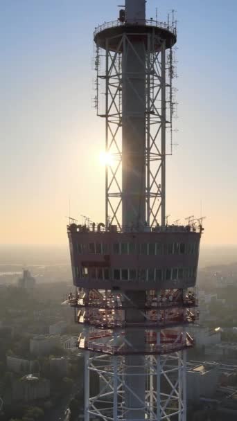 Torre de televisión por la mañana al amanecer en Kiev, Ucrania. Vídeo vertical — Vídeo de stock