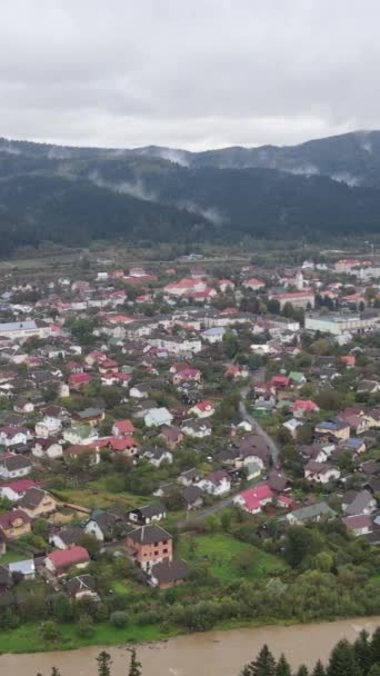 Vertical video village en las montañas de los Cárpatos en otoño. Ucrania — Vídeos de Stock