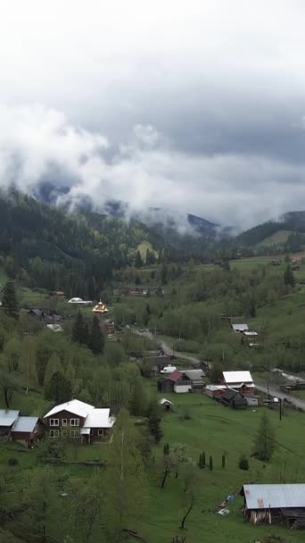 Video villaggio verticale nelle montagne dei Carpazi in autunno. Ucraina — Video Stock