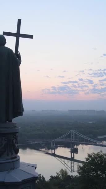 Monument à Vladimir le Grand à l'aube du matin. Kiev, Ukraine. Vidéo verticale — Video