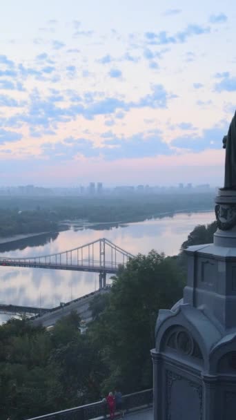 Monumento a Vladímir el Grande al amanecer. Kiev, Ucrania. Vídeo vertical — Vídeo de stock