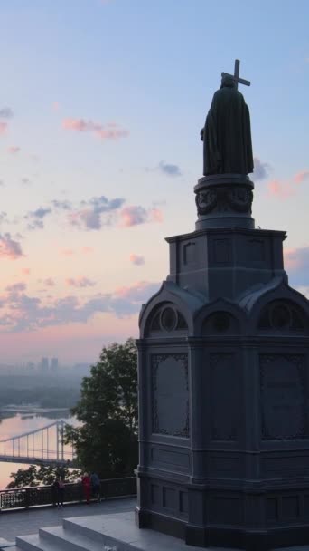 Das Denkmal für Wladimir den Großen im Morgengrauen. Kiew, Ukraine. Vertikales Video — Stockvideo