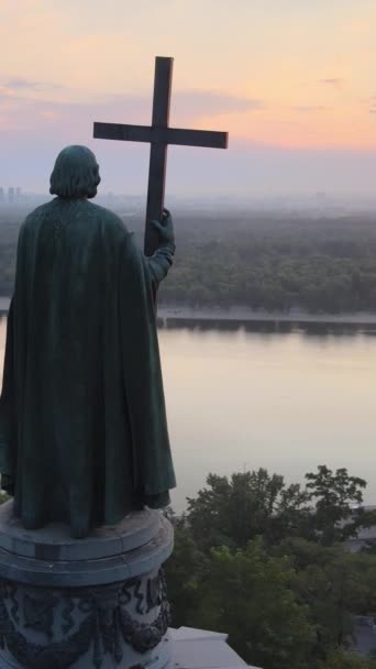 Monument à Vladimir le Grand à l'aube du matin. Kiev, Ukraine. Vidéo verticale — Video