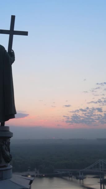 Памятник Владимиру Великому на рассвете. Киев, Украина. Вертикальное видео — стоковое видео