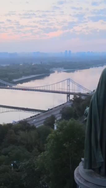 Monumen Vladimir Agung saat fajar di pagi hari. Kyiv, Ukraina. Video vertikal — Stok Video