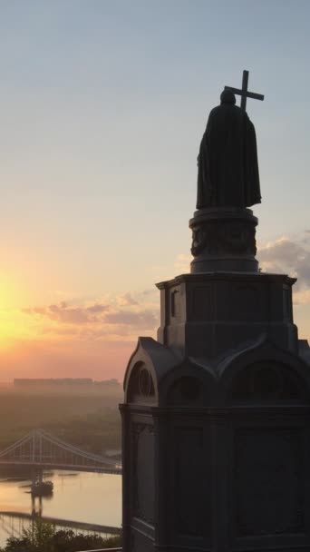 Monument à Vladimir le Grand à l'aube du matin. Kiev, Ukraine. Vidéo verticale — Video