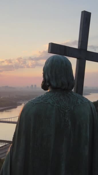 Monumento a Vladímir el Grande al amanecer. Kiev, Ucrania. Vídeo vertical — Vídeos de Stock