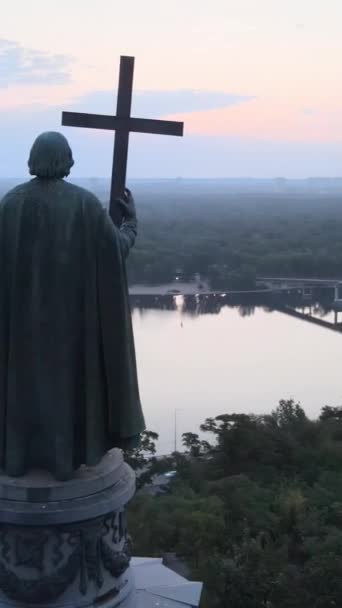 Monumento a Vladimir il Grande all'alba del mattino. Kiev, Ucraina. Video verticale — Video Stock