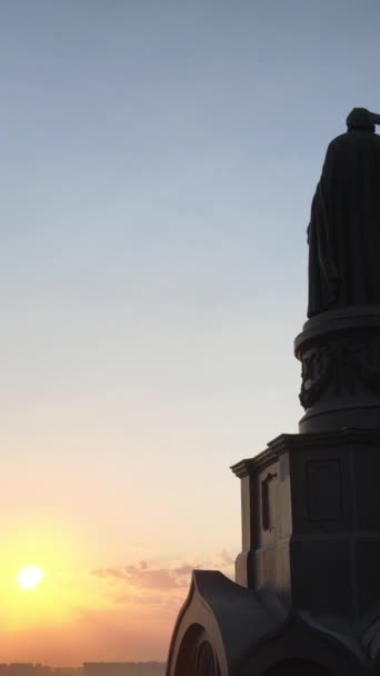 Monumento a Vladímir el Grande al amanecer. Kiev, Ucrania. Vídeo vertical — Vídeos de Stock