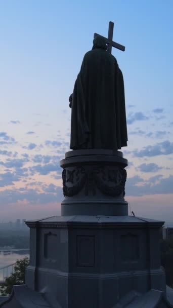 Monumento a Vladimir, o Grande ao amanhecer da manhã. Kiev, Ucrânia. Vídeo vertical — Vídeo de Stock