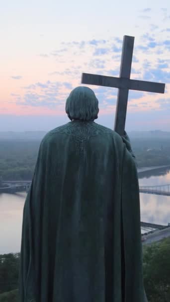 Monumento a Vladímir el Grande al amanecer. Kiev, Ucrania. Vídeo vertical — Vídeos de Stock