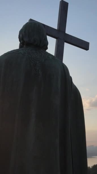 Monument à Vladimir le Grand à l'aube du matin. Kiev, Ukraine. Vidéo verticale — Video