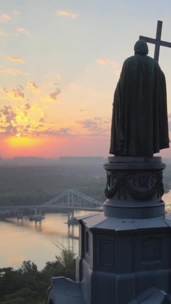 Monumento a Vladímir el Grande al amanecer. Kiev, Ucrania. Vídeo vertical — Vídeos de Stock