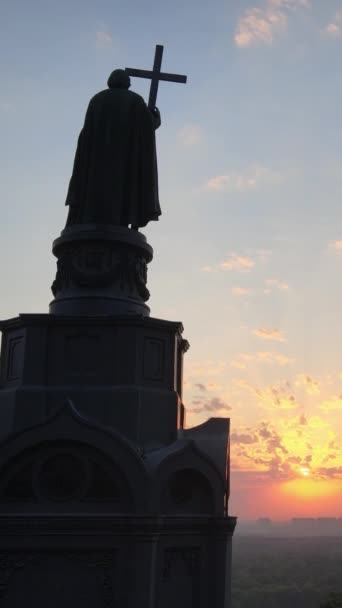Памятник Владимиру Великому на рассвете. Киев, Украина. Вертикальное видео — стоковое видео