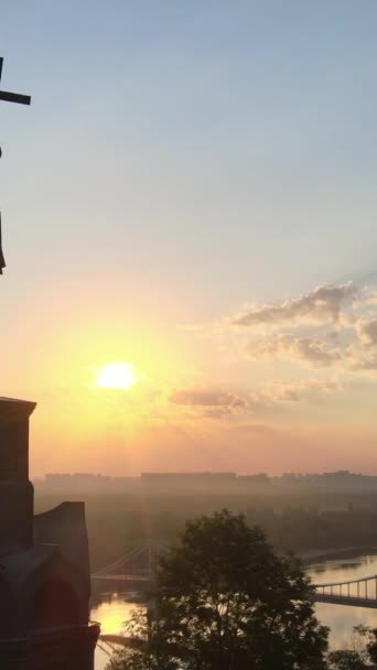 Monumento a Vladímir el Grande al amanecer. Kiev, Ucrania. Vídeo vertical — Vídeo de stock