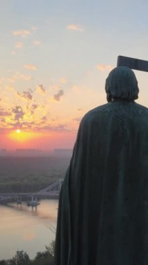 Sabahın köründe Büyük Vladimir anıtı. Kyiv, Ukrayna. Dikey video