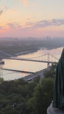 Sabahın köründe Büyük Vladimir anıtı. Kyiv, Ukrayna. Dikey video