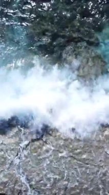 Kıyıya yakın deniz kıyısı kıyı şeridine yakın hava manzarası. Dikey video