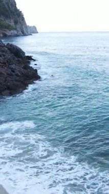 Kıyıya yakın deniz kıyısı kıyı şeridine yakın hava manzarası. Dikey video