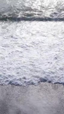 Kıyıya yakın deniz kıyısı kıyı şeridine yakın hava manzarası. Dikey video