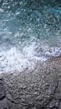 Kıyıya yakın deniz kıyısı kıyı şeridine yakın hava manzarası. Dikey video