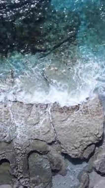 Kıyıya yakın deniz kıyısı kıyı şeridine yakın hava manzarası. Dikey video