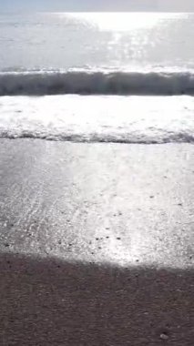 Kıyıya yakın deniz kıyısı kıyı şeridine yakın hava manzarası. Dikey video