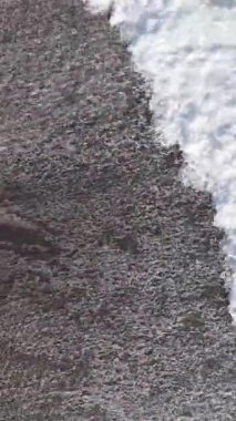 Kıyıya yakın deniz kıyısı kıyı şeridine yakın hava manzarası. Dikey video