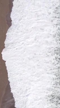 Kıyıya yakın deniz kıyısı kıyı şeridine yakın hava manzarası. Dikey video