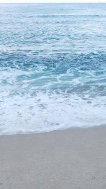 Kıyıya yakın deniz kıyısı kıyı şeridine yakın hava manzarası. Dikey video