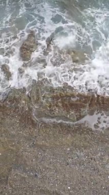 Kıyıya yakın deniz kıyısı kıyı şeridine yakın hava manzarası. Dikey video