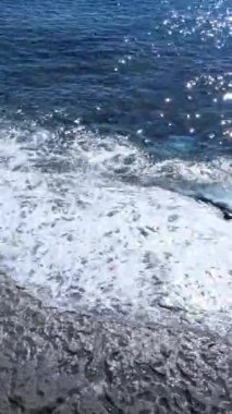 Kıyıya yakın deniz kıyısı kıyı şeridine yakın hava manzarası. Dikey video