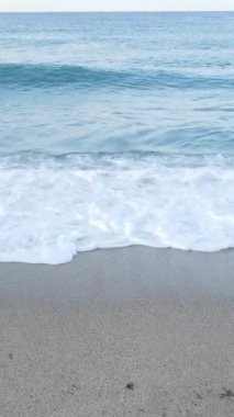 Kıyıya yakın deniz kıyısı kıyı şeridine yakın hava manzarası. Dikey video