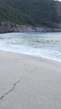 Kıyıya yakın deniz kıyısı kıyı şeridine yakın hava manzarası. Dikey video