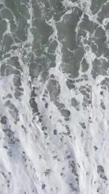 Kıyıya yakın deniz kıyısı kıyı şeridine yakın hava manzarası. Dikey video