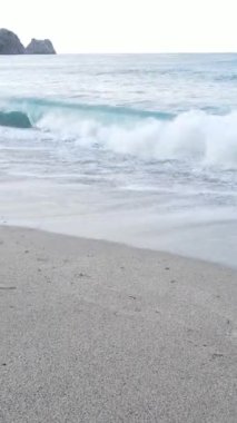 Kıyıya yakın deniz kıyısı kıyı şeridine yakın hava manzarası. Dikey video