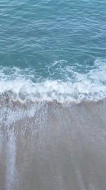 Kıyıya yakın deniz kıyısı kıyı şeridine yakın hava manzarası. Dikey video