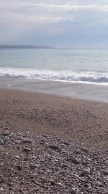 Kıyıya yakın deniz kıyısı kıyı şeridine yakın hava manzarası. Dikey video