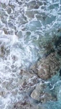 Kıyıya yakın deniz kıyısı kıyı şeridine yakın hava manzarası. Dikey video