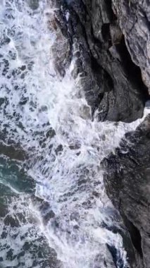 Kıyıya yakın deniz kıyısı kıyı şeridine yakın hava manzarası. Dikey video