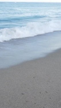 Kıyıya yakın deniz kıyısı kıyı şeridine yakın hava manzarası. Dikey video