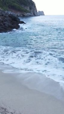 Kıyıya yakın deniz kıyısı kıyı şeridine yakın hava manzarası. Dikey video