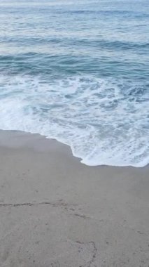 Kıyıya yakın deniz kıyısı kıyı şeridine yakın hava manzarası. Dikey video