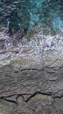 Kıyıya yakın deniz kıyısı kıyı şeridine yakın hava manzarası. Dikey video