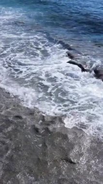 Kıyıya yakın deniz kıyısı kıyı şeridine yakın hava manzarası. Dikey video