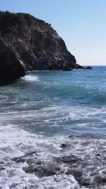 Kıyıya yakın deniz kıyısı kıyı şeridine yakın hava manzarası. Dikey video