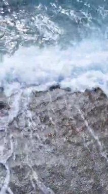 Kıyıya yakın deniz kıyısı kıyı şeridine yakın hava manzarası. Dikey video